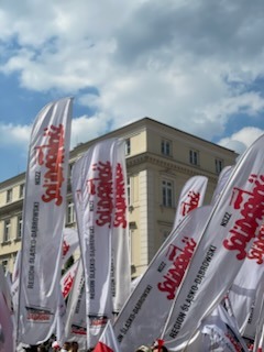 Marsz Solidarności — flagi Regionu Śląsko-Dąbrowskiego NSZZ Solidarność
