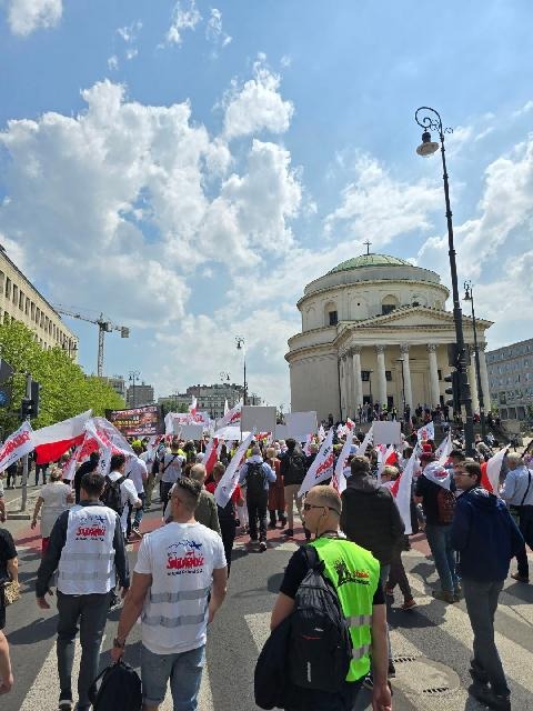 Marsz Solidarności — tłum przed Kościołem św. Aleksandra na Placu Trzech Krzyży