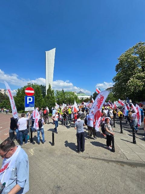 Marsz Solidarności — zgromadzenie z flagami Solidarności przy pomniku